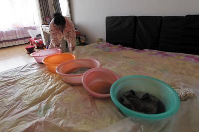 巴马楼上漏水，住户失联，小区没物管，业主维权难！律师来支招……